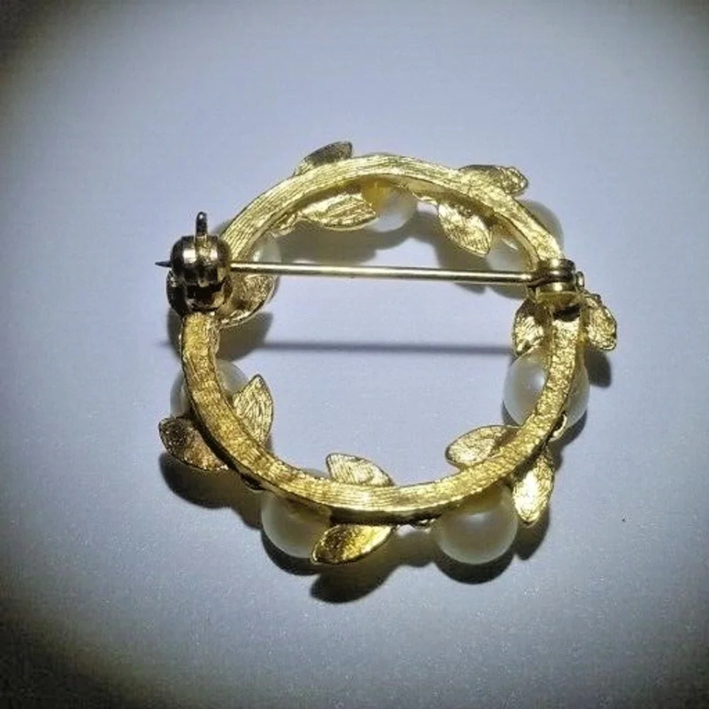 Vintage Faux Pearl Wreath Brooch Pin Gold Tone Leaves , 7 Pearls With Gift Box